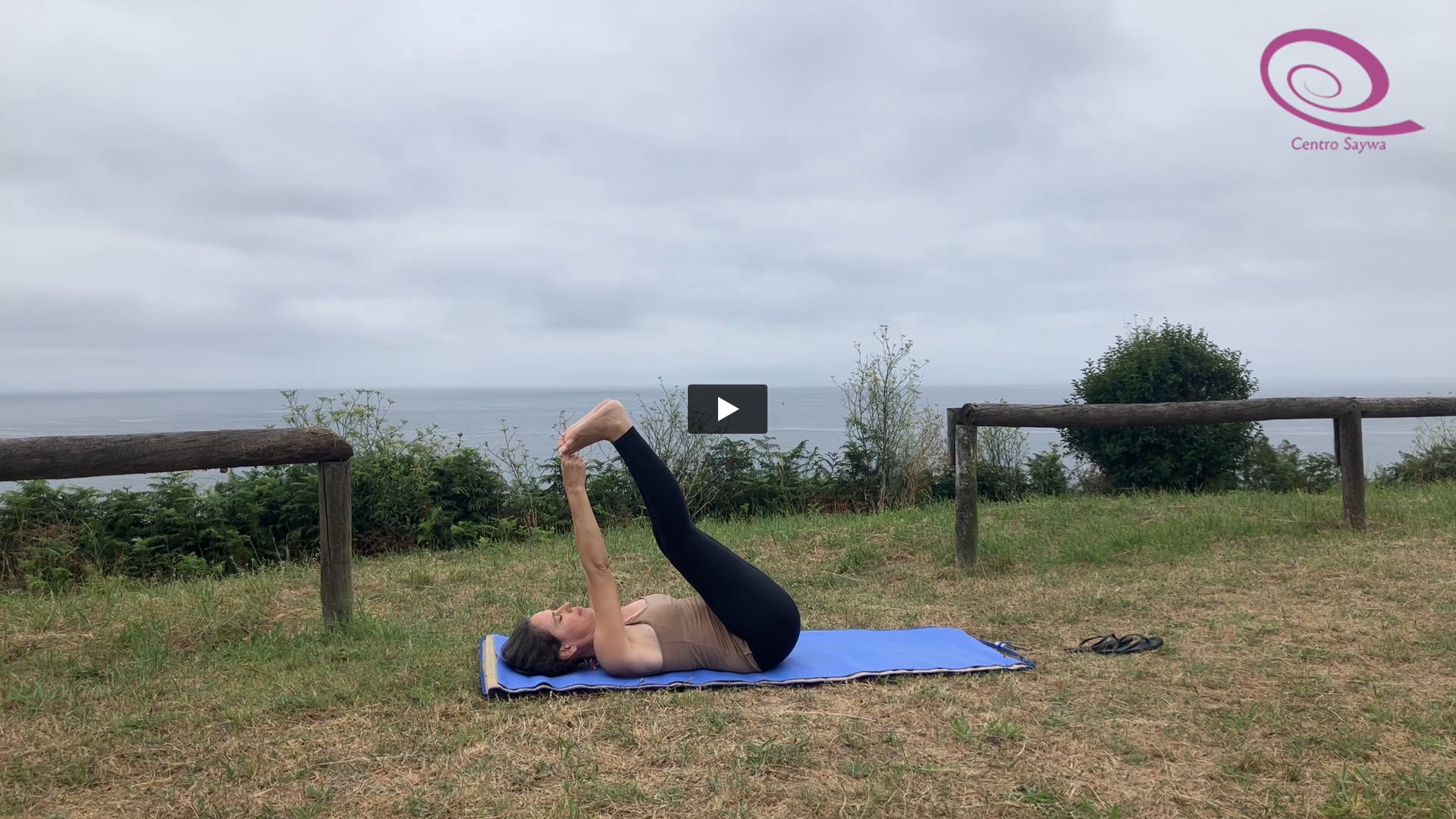 Práctica: 22 minutos de Yoga desde el mar para el eje y el equilibrio