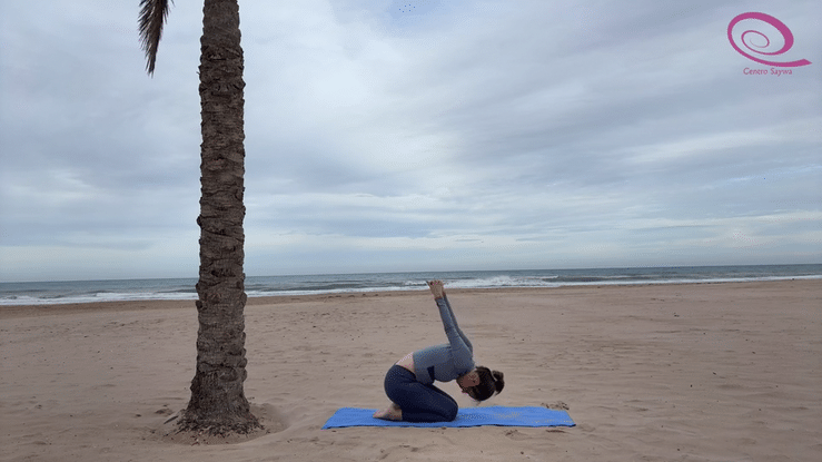 Práctica: 21 min de Yoga desde la playa para cuando hay mucho viento interno o externo.